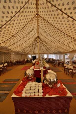 Imagen del bar/restaurante del Hotel Rishikul Kumbh Cottages. Foto 15