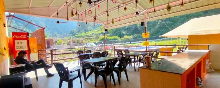 Imagen del bar/restaurante del Hotel Rishiveda. Foto 17