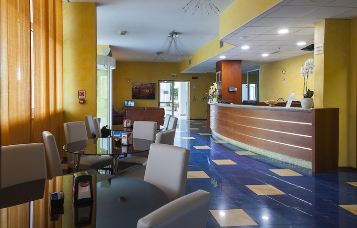 Imagen de los interiores del Hotel RistAirport. Foto 19