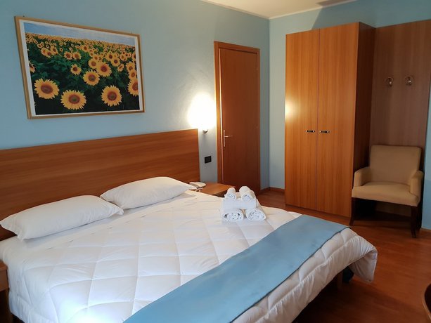 Imagen de la habitación del Hotel RistAirport. Foto 10