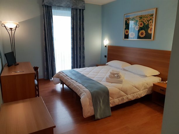 Imagen de la habitación del Hotel RistAirport. Foto 16