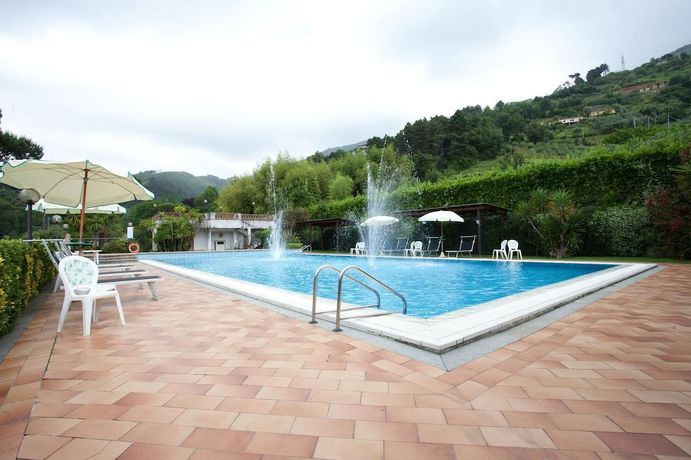 Imagen de la piscina del Hotel Ristorante Grappolo D\'Oro. Foto 20