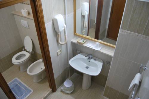 Imagen de la habitación del Hotel Ristorante Il Gabbiano, Passignano Sul Trasimeno. Foto 5