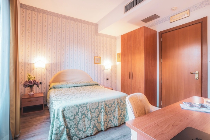 Imagen de la habitación del Hotel Ristorante La Lanterna, Castelnuovo di Garfagnana. Foto 9