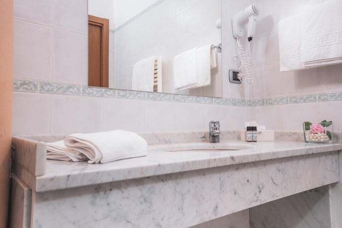 Imagen de la habitación del Hotel Ristorante La Lanterna, Castelnuovo di Garfagnana. Foto 12