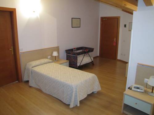 Imagen de la habitación del Hotel Ristorante Scaran&ograve;. Foto 15