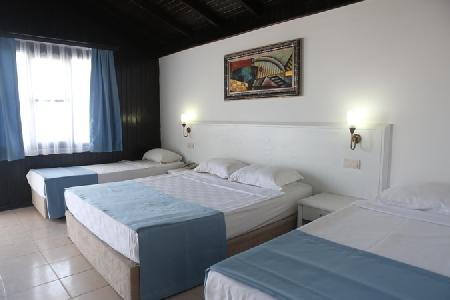 Imagen de la piscina del Hotel Risus Beach Resort. Foto 9