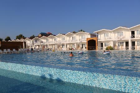 Imagen de la piscina del Hotel Risus Beach Resort. Foto 10