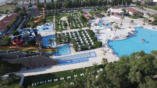 Imagen de los exteriores del Hotel Risus Beach Resort. Foto 7