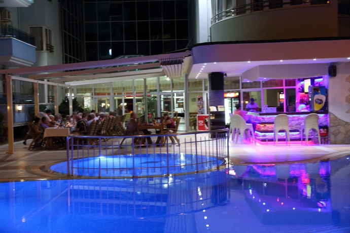 Imagen del bar/restaurante del Hotel Risus Suit. Foto 7