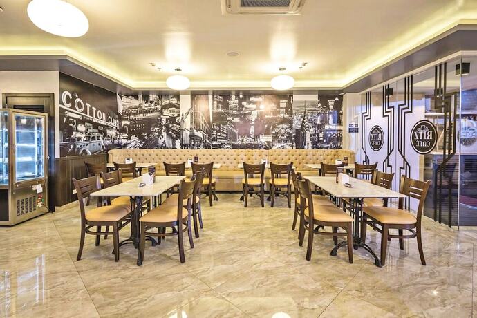 Imagen del bar/restaurante del Hotel Ritz Astor. Foto 14