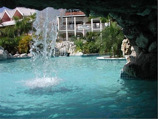 Imagen de la piscina del Hotel Ritz Beach Resort. Foto 2