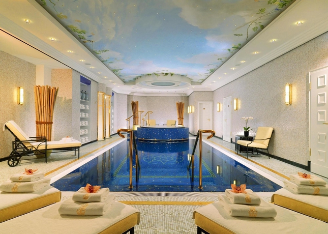 Imagen de la piscina del Hotel Ritz-Carlton Berlin. Foto 16