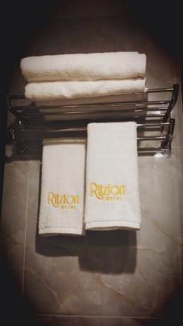 Imagen de la habitación del Hotel Ritzton. Foto 15