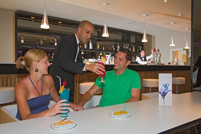 Imagen del bar/restaurante del Hotel Riu Calypso. Foto 7