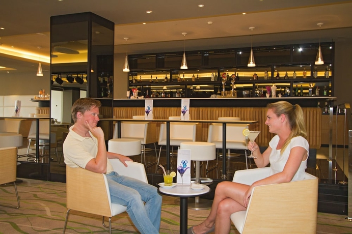 Imagen del bar/restaurante del Hotel Riu Calypso. Foto 8