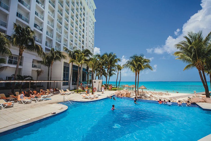 Imagen de la piscina del Hotel Riu Cancun All Inclusive. Foto 8