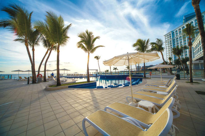 Imagen de la piscina del Hotel Riu Cancun All Inclusive. Foto 9