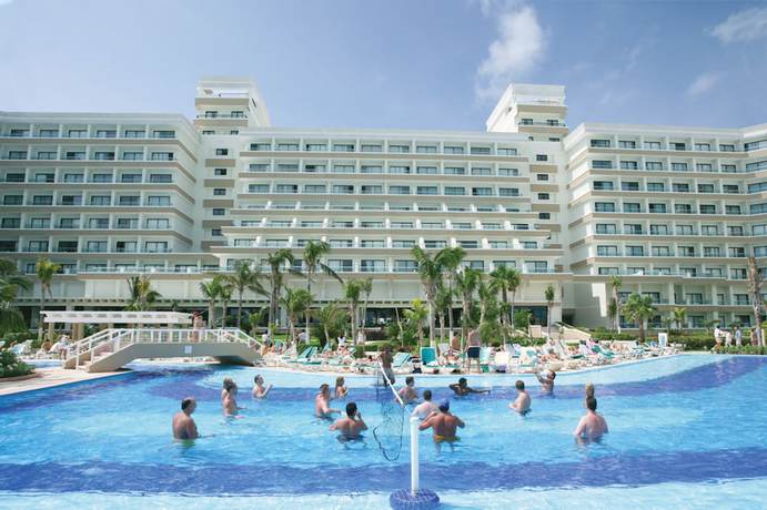 Imagen de la piscina del Hotel Riu Caribe All Inclusive. Foto 16