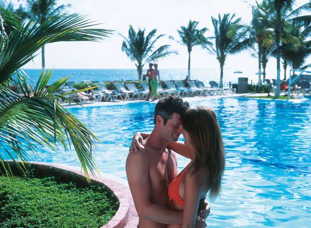Imagen de la piscina del Hotel Riu Caribe All Inclusive. Foto 17