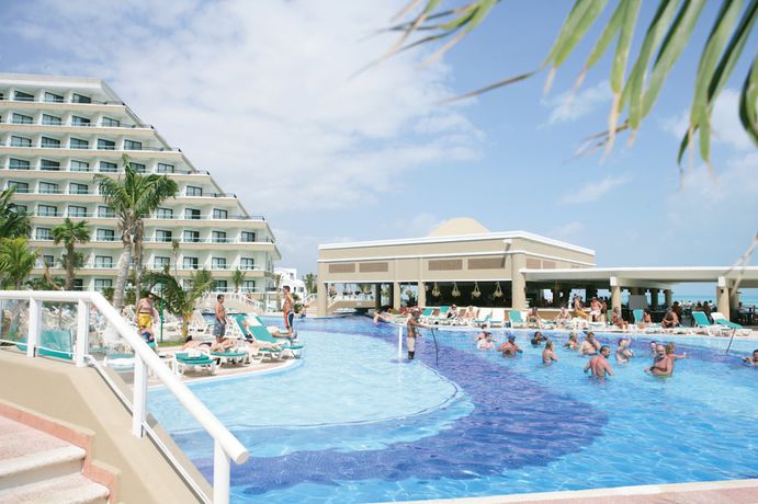 Imagen de la piscina del Hotel Riu Caribe All Inclusive. Foto 20
