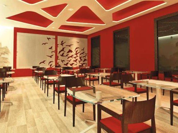 Imagen del bar/restaurante del Hotel Riu Coral. Foto 8