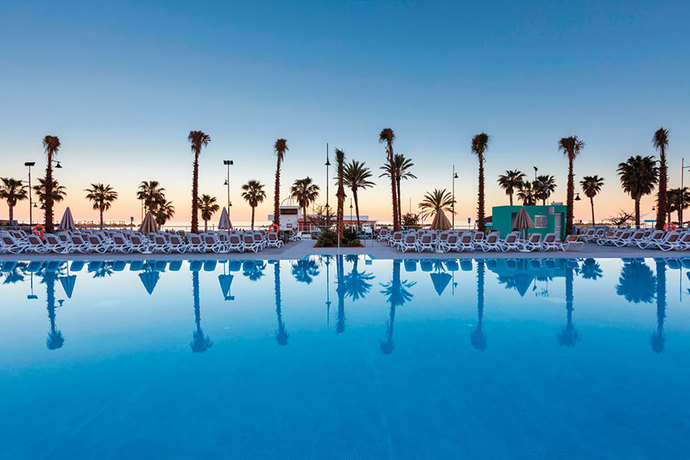 Imagen de la piscina del Hotel Riu Costa Del Sol All Inclusive. Foto 23