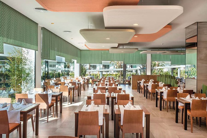 Imagen del bar/restaurante del Hotel Riu Costa Del Sol All Inclusive. Foto 8