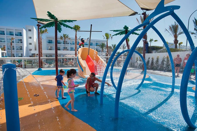 Imagen de la piscina del Hotel Riu Costa Del Sol All Inclusive. Foto 24