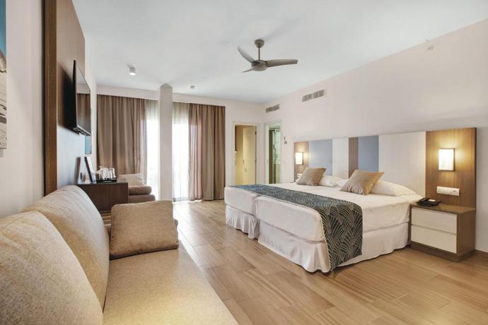 Imagen de la habitación del Hotel Riu Festival. Foto 7