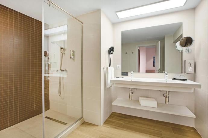 Imagen de la habitación del Hotel Riu Festival. Foto 8