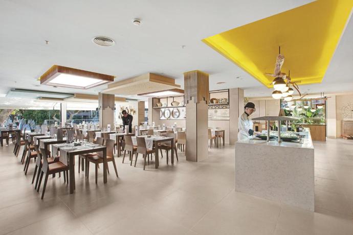 Imagen del bar/restaurante del Hotel Riu Festival. Foto 2