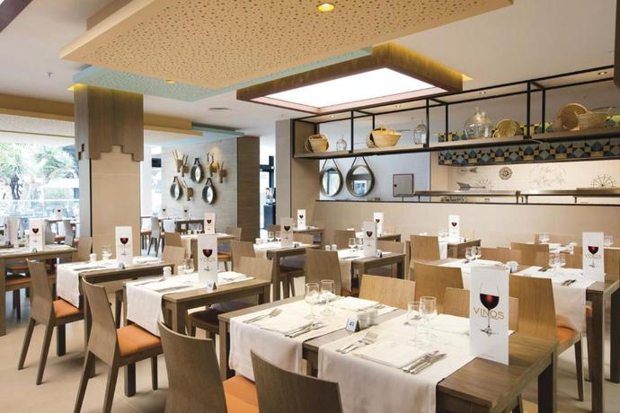 Imagen del bar/restaurante del Hotel Riu Festival. Foto 3