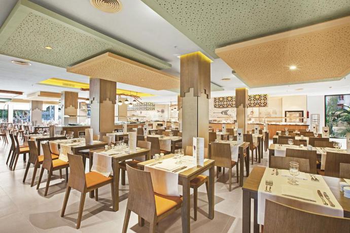 Imagen del bar/restaurante del Hotel Riu Festival. Foto 5