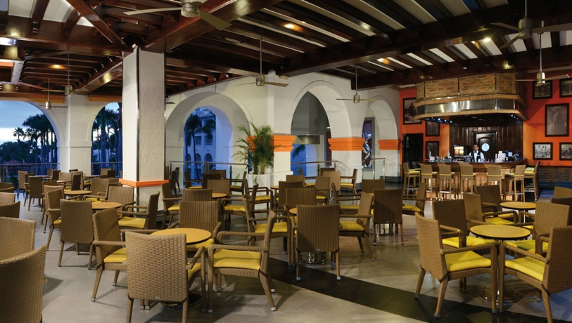 Imagen del bar/restaurante del Hotel Riu Flamingos - All Inclusive. Foto 3