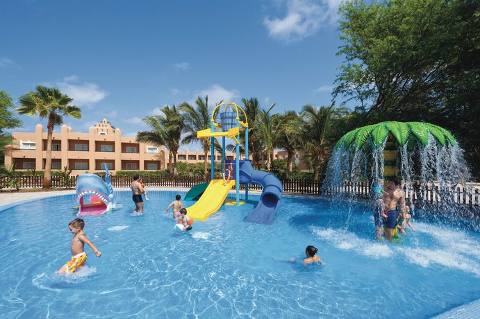 Imagen de la piscina del Hotel Riu Funana - All Inclusive. Foto 17