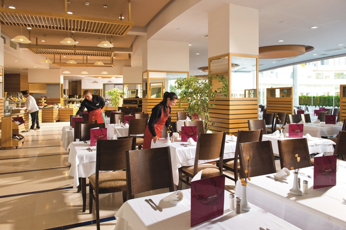 Imagen del bar/restaurante del Hotel Riu Helios - All Inclusive. Foto 9