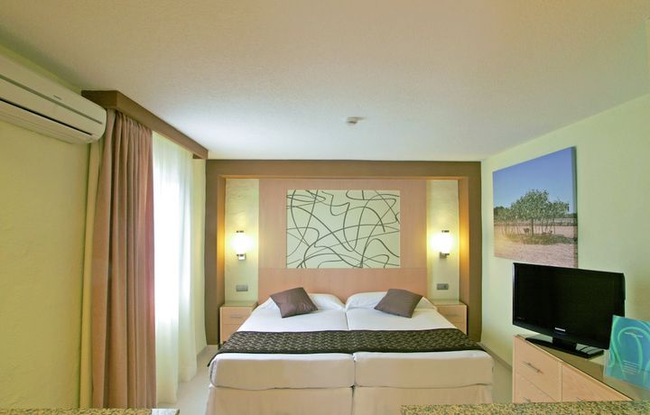 Imagen de la habitación del Hotel Riu La Mola. Foto 2