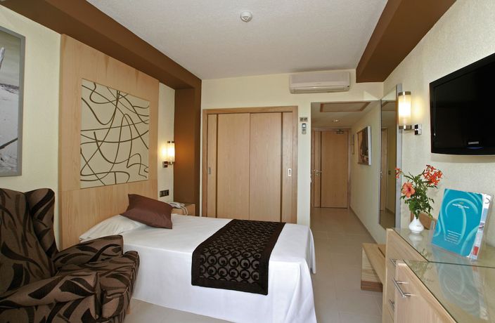 Imagen de la habitación del Hotel Riu La Mola. Foto 3