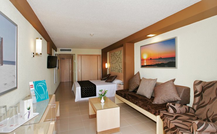 Imagen de la habitación del Hotel Riu La Mola. Foto 6