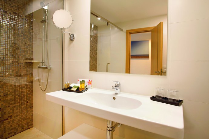 Imagen de la habitación del Hotel Riu La Mola. Foto 9