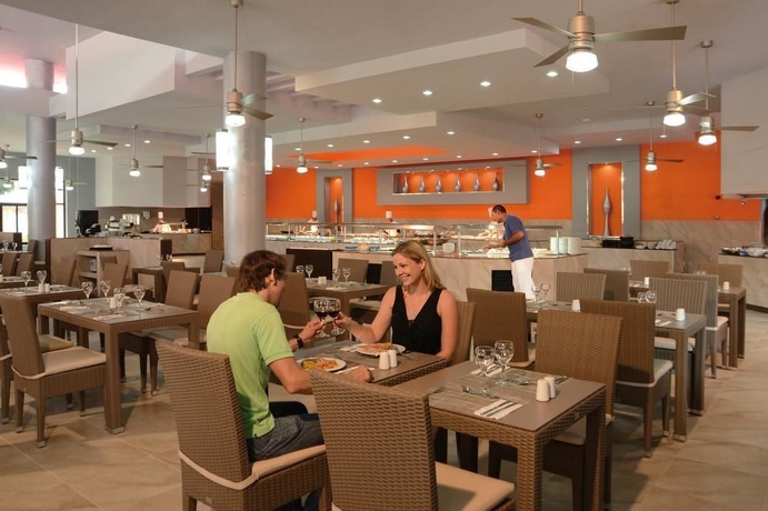 Imagen del bar/restaurante del Hotel Riu Lupita All Inclusive. Foto 5