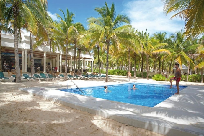 Imagen de la piscina del Hotel Riu Lupita All Inclusive. Foto 15