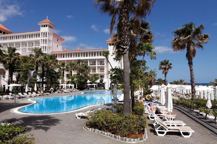 Imagen de la piscina del Hotel Riu Madeira - All Inclusive. Foto 9