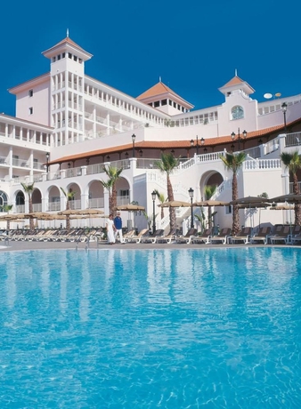Imagen de la piscina del Hotel Riu Madeira - All Inclusive. Foto 10