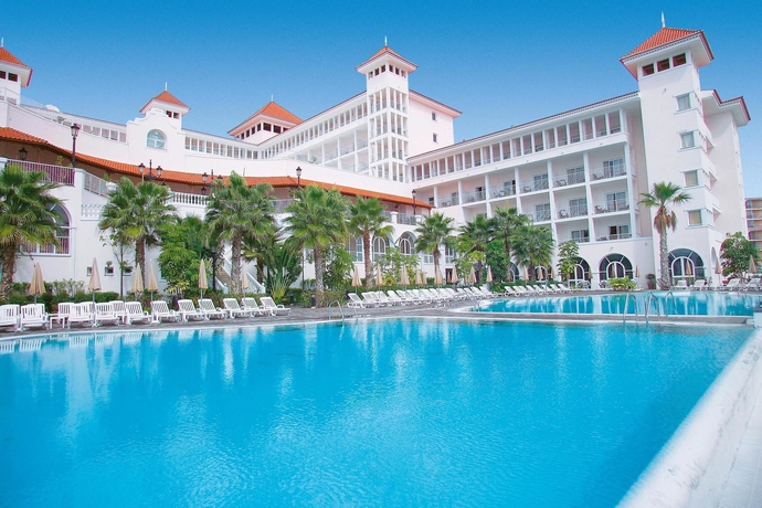 Imagen de la piscina del Hotel Riu Madeira - All Inclusive. Foto 11