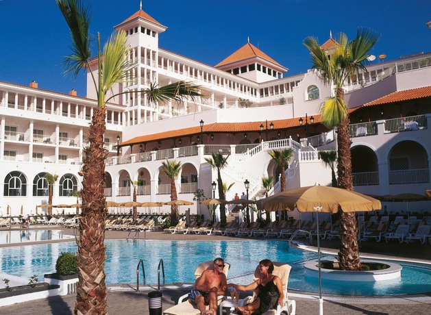 Imagen de la piscina del Hotel Riu Madeira - All Inclusive. Foto 13