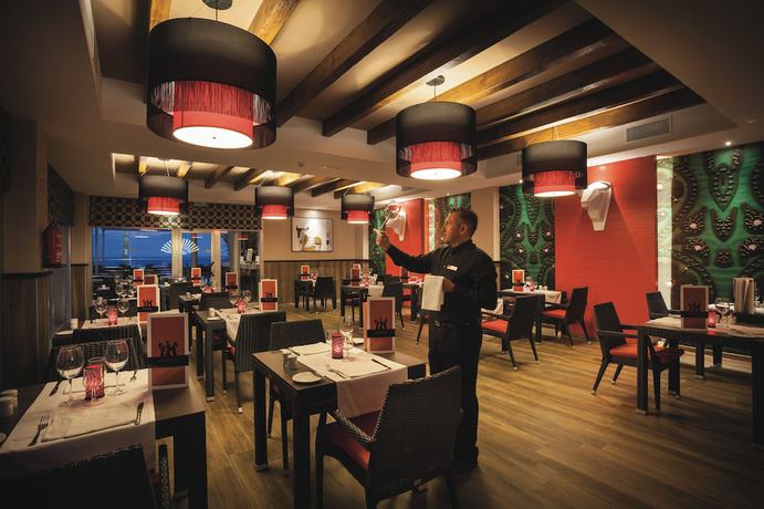 Imagen del bar/restaurante del Hotel Riu Monica - Adults Only. Foto 4