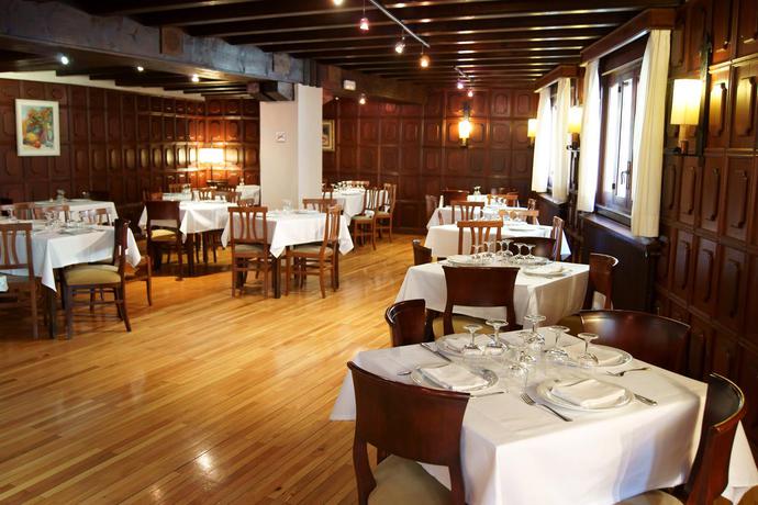 Imagen del bar/restaurante del Hotel Riu Nere. Foto 2