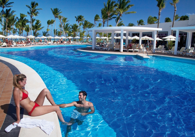 Imagen de la piscina del Hotel Riu Palace Bavaro - All Inclusive. Foto 13